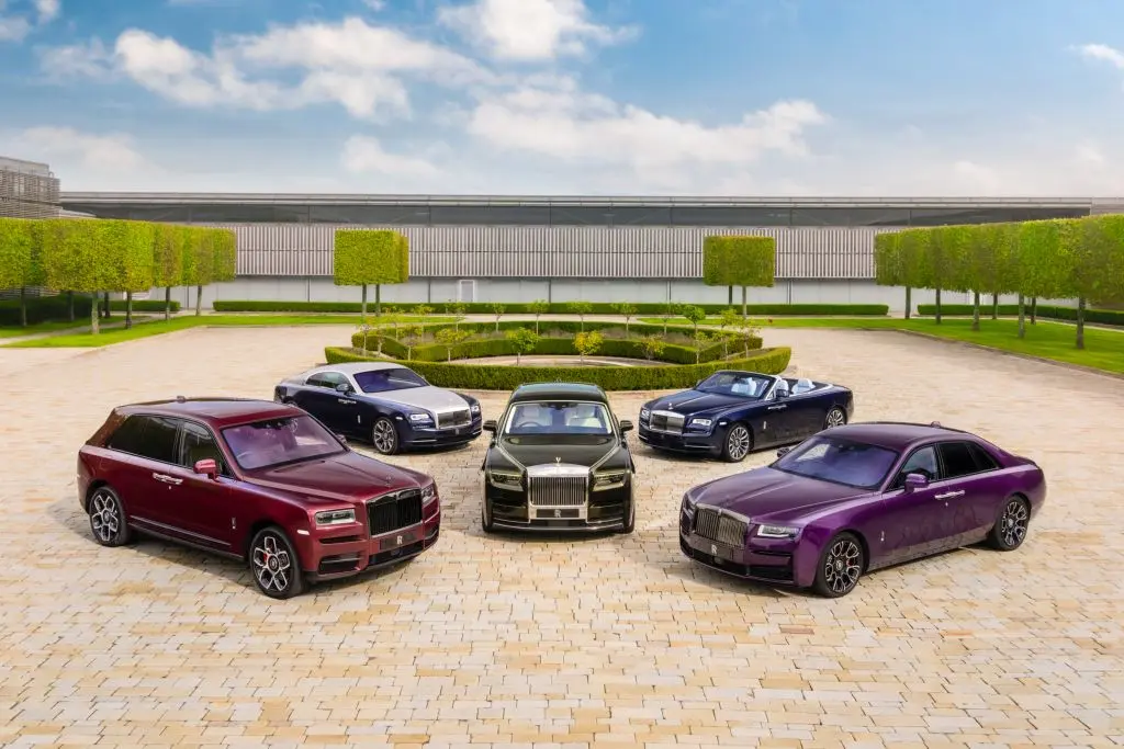 Hình ảnh tổng thể của một chiếc Rolls-Royce hiện đại, có thể là Ghost hoặc Cullinan, thể hiện sự kết hợp giữa thiết kế cổ điển và các đường nét mới.