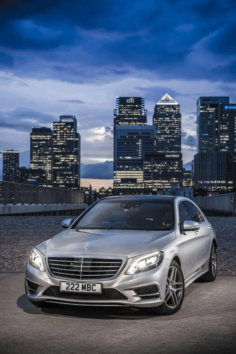 Hình ảnh Mercedes S300 W222 màu bạc đậu trước biệt thự, minh họa sự sang trọng và đẳng cấp của dòng xe.