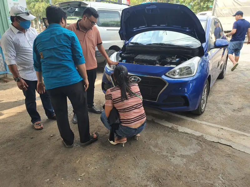 Một người đàn ông đang hỏi về thông tin xe ô tô cũ