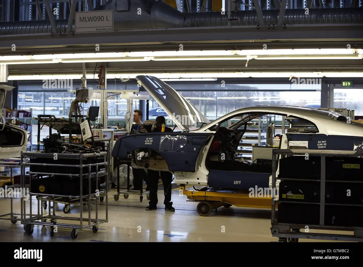Hình ảnh kiến trúc hiện đại của nhà máy Rolls-Royce tại Goodwood, bao quanh bởi cảnh quan xanh, biểu trưng cho sự tái cấu trúc và đầu tư của BMW.