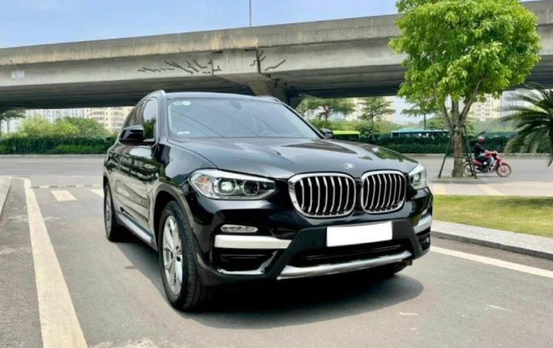 Biểu tượng hỏi đáp và logo BMW