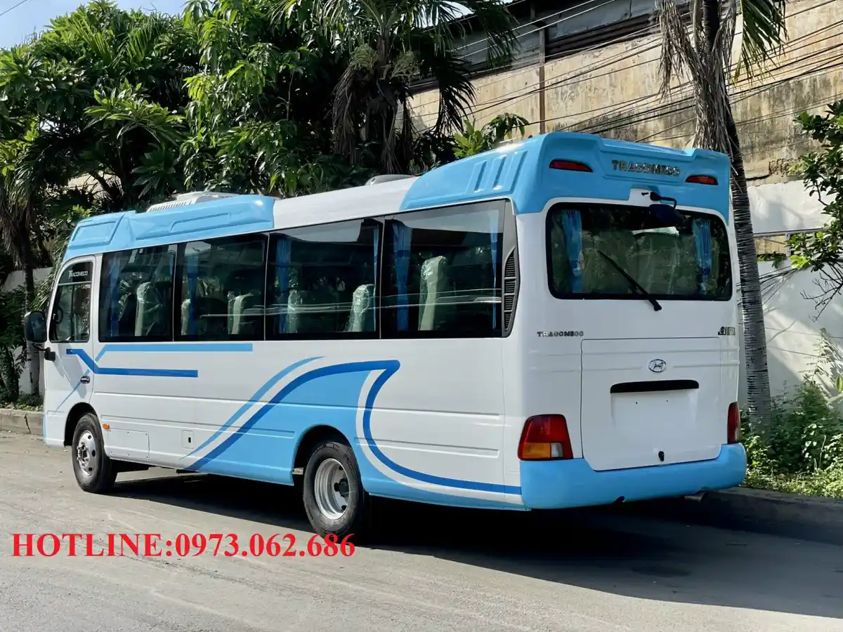 Hình ảnh minh họa một người đang tìm hiểu thông tin về xe khách Tracomeco County 29 chỗ trên máy tính bảng.