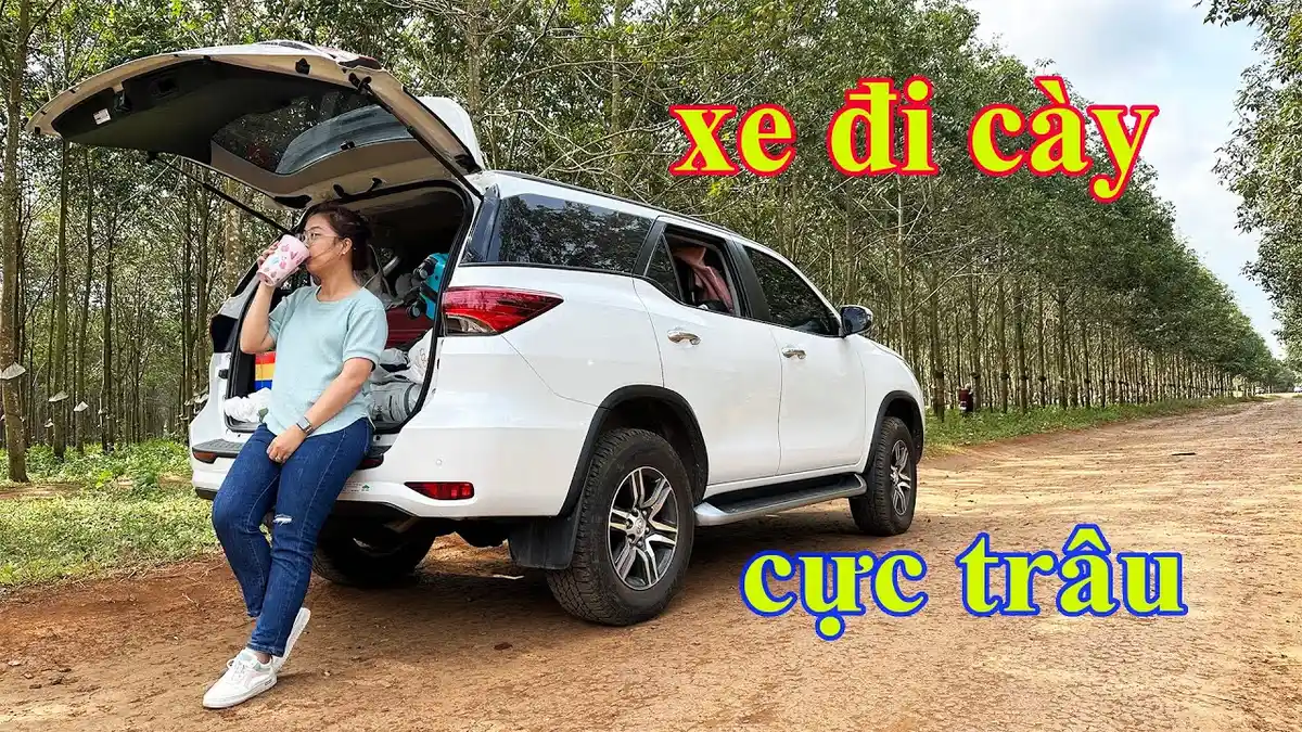Hình ảnh người đang đặt câu hỏi và xe Toyota Fortuner