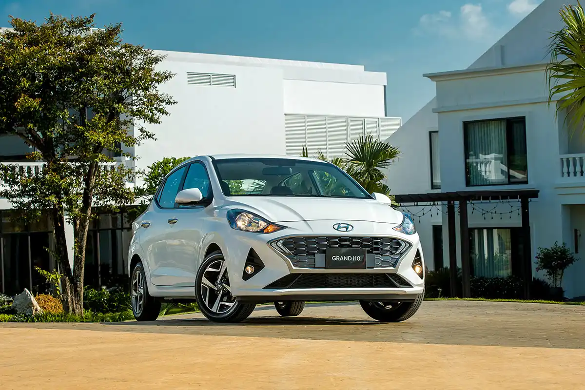 Hình ảnh minh họa các mẹo bảo dưỡng xe Hyundai i10 Sedan, bao gồm kiểm tra dầu, lốp xe và vệ sinh nội thất.