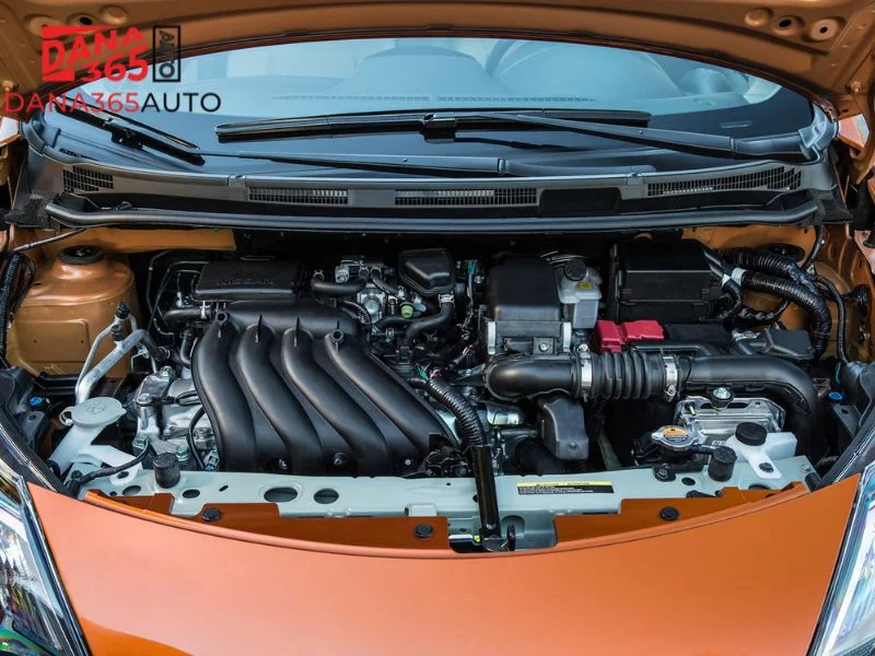 Hình ảnh gia đình đang vui vẻ bên chiếc Nissan Sunny cũ, minh họa cho đối tượng khách hàng mục tiêu.