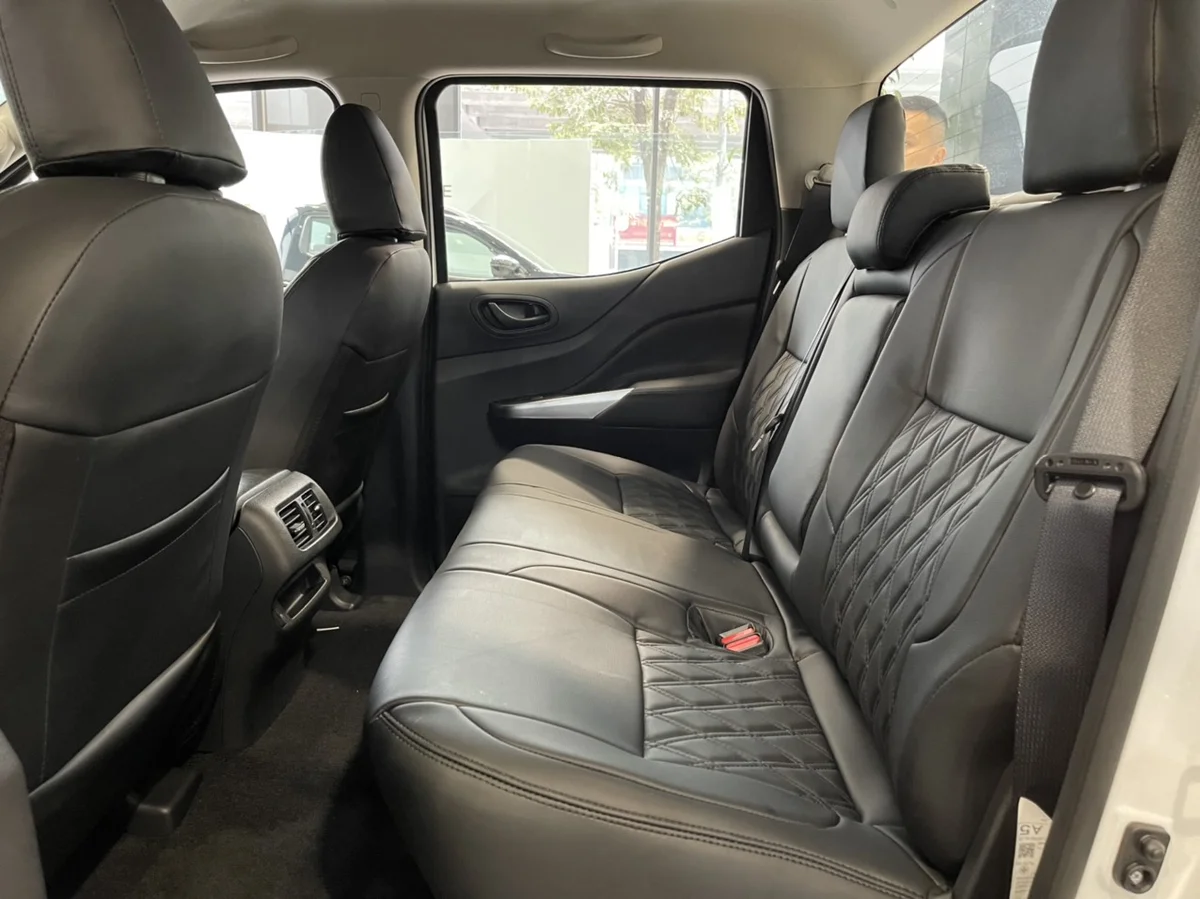 So sánh nội thất khoang lái của Nissan Navara và Ford Ranger sau 2 năm sử dụng.