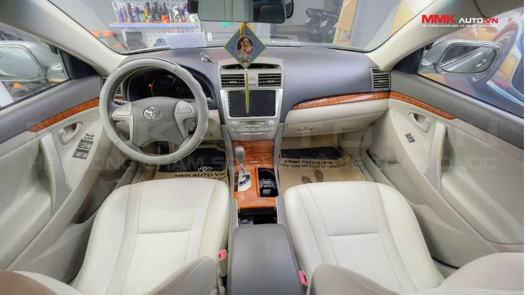 Khoang lái và ghế da của Toyota Camry 2.0E 2016