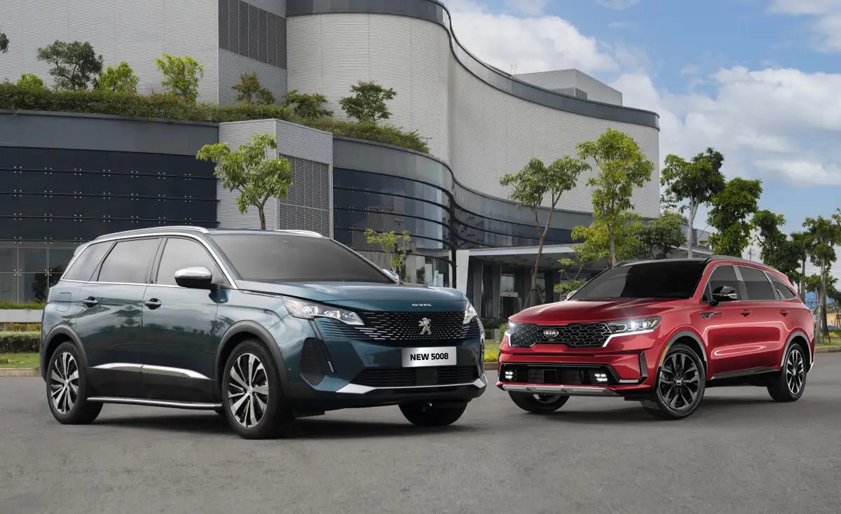 Hình ảnh Peugeot 5008 2026 đứng cạnh các mẫu SUV 7 chỗ khác như Honda CR-V, Hyundai SantaFe, Mazda CX-8.