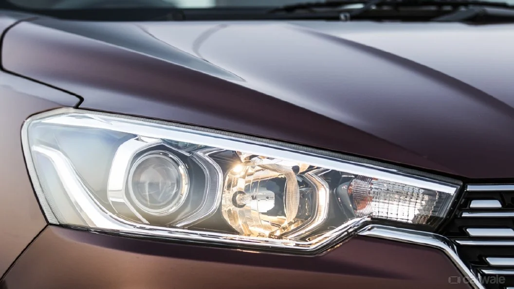 Hình ảnh cận cảnh phần đầu xe Suzuki Ertiga 2019, nổi bật lưới tản nhiệt và đèn pha.