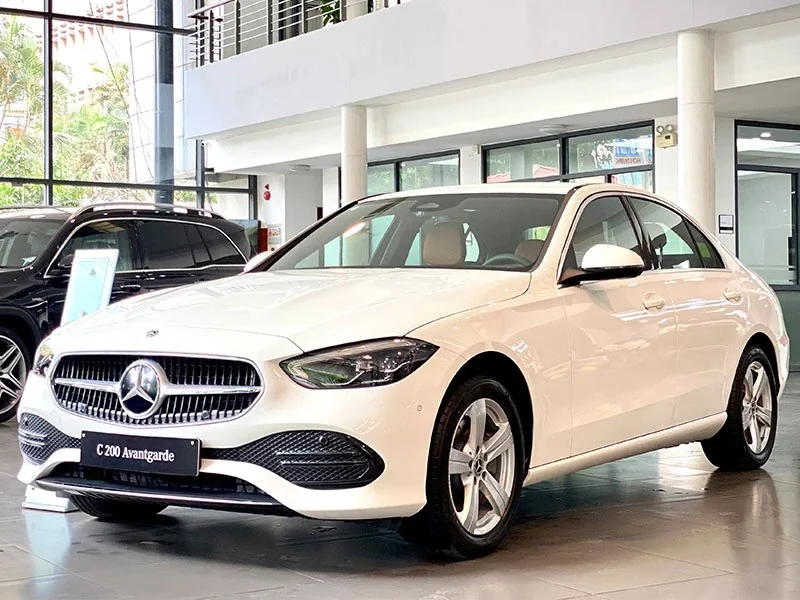 Bảng tổng hợp các khoản phí cần thiết để lăn bánh Mercedes C200, bao gồm thuế trước bạ, phí đăng kiểm, và phí biển số.