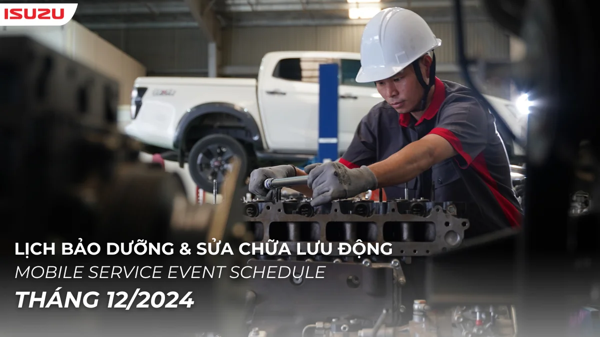 Một thợ máy đang kiểm tra động cơ Isuzu D-Max