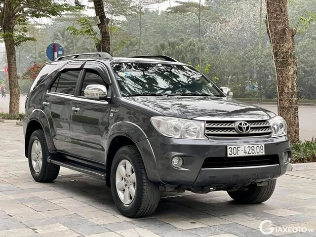 Chuyên gia đang kiểm tra xe Fortuner 2008 đã qua sử dụng