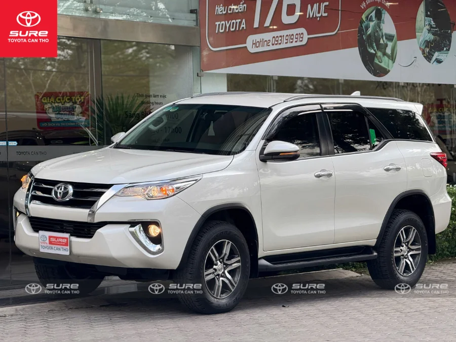 Ảnh tài liệu, hợp đồng mua bán xe Fortuner cũ và các giấy tờ liên quan.