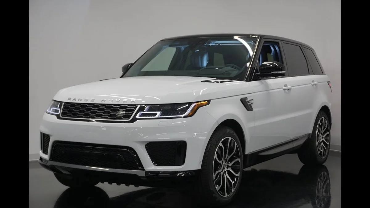 Ngoại thất Range Rover HSE Sport 2019 màu đen trên đường phố.