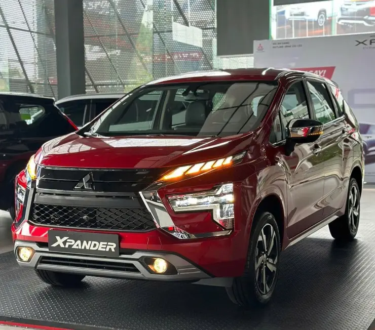 Ba mẫu xe Mitsubishi Xpander, Toyota Veloz Cross và Suzuki XL7 trên đường