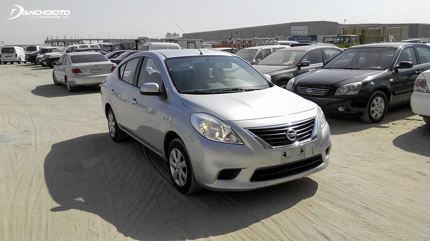 Hình ảnh ba chiếc xe Nissan Sunny, Toyota Vios và Honda City cùng đời (2015-2019) đỗ cạnh nhau để so sánh trực quan.