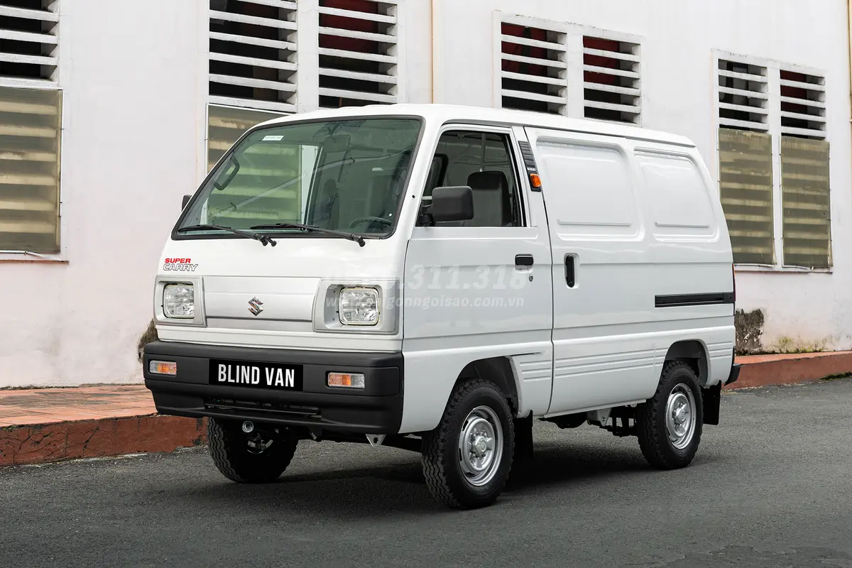 Suzuki Blind Van đang di chuyển trên đường phố đông đúc