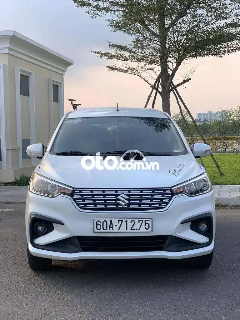 Hình ảnh ngoại thất Suzuki Ertiga 2019 màu trắng, nhìn từ góc 3/4.