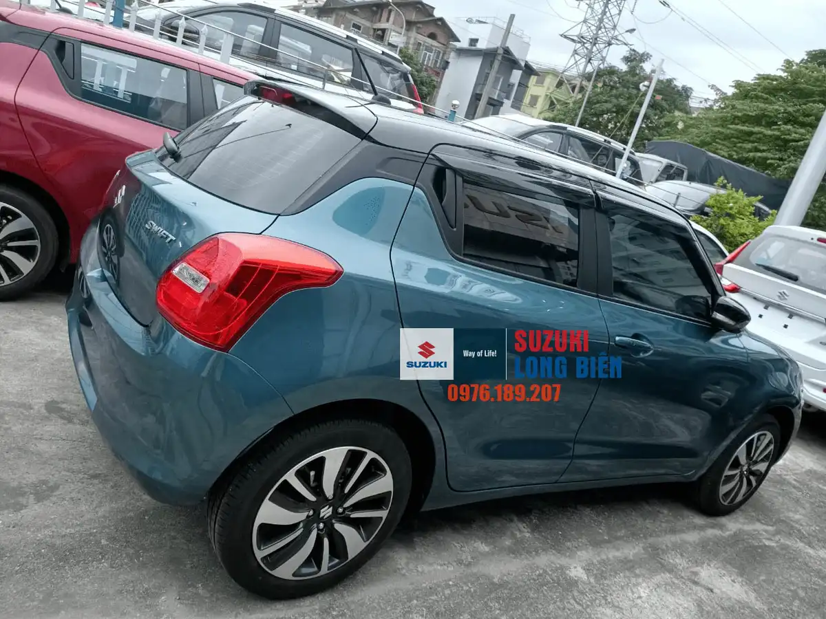 Hình ảnh Suzuki Swift màu xanh lục chạy trên đường phố, nổi bật với màu sắc độc đáo.