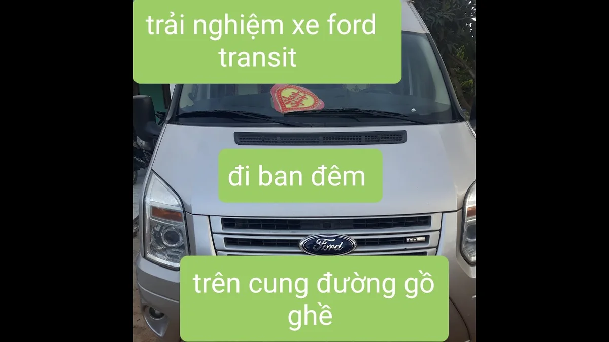 Hình ảnh một tài xế xe Ford Transit đang kiểm tra lốp hoặc gương chiếu hậu, thể hiện sự chuyên nghiệp và kinh nghiệm trong việc vận hành xe thương mại.