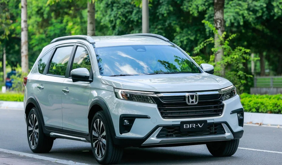 Khách hàng đang được nhân viên tư vấn về Honda BR-V 2026 tại showroom ô tô.