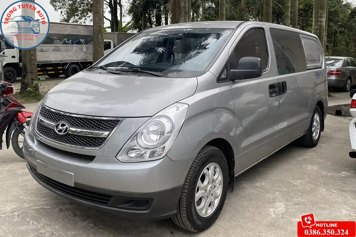 Hình ảnh minh họa thị trường mua bán xe 9 chỗ cũ nhộn nhịp, với đa dạng mẫu mã và thương hiệu xe.