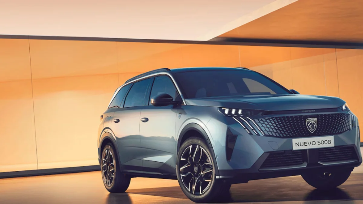 Peugeot 5008 2026 màu xanh, góc chụp chếch phía trước, đèn LED ban ngày sáng.