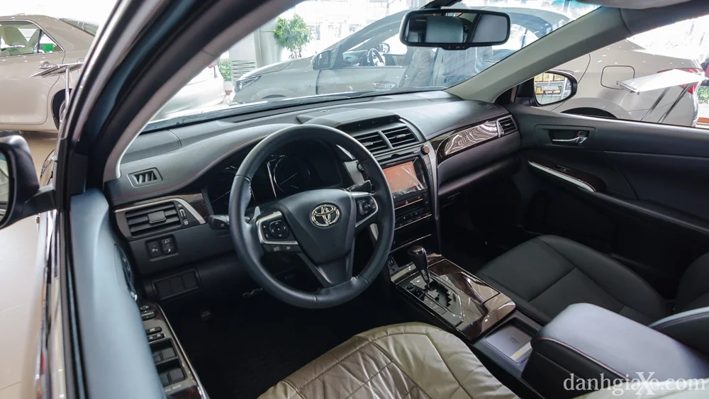 Toyota Camry 2.0E 2016 màu trắng đỗ trước tòa nhà