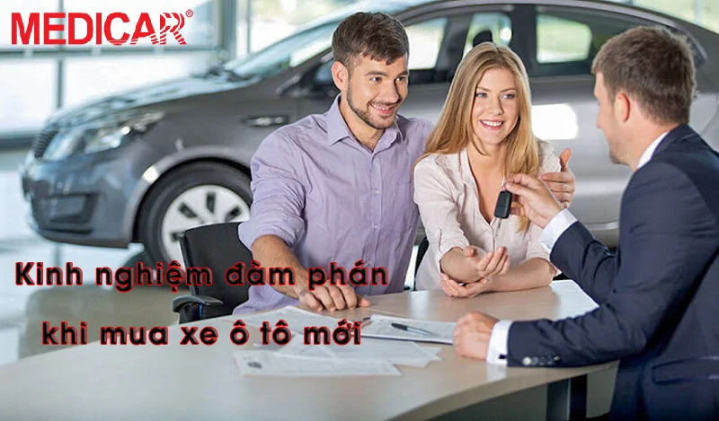 Khách hàng đàm phán với nhân viên bán hàng tại đại lý ô tô