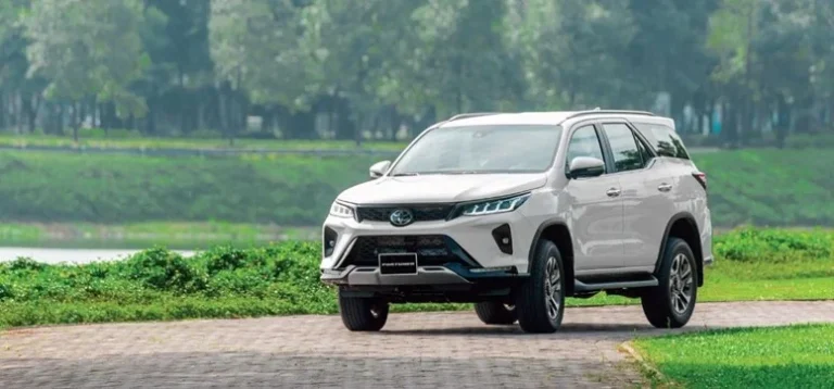 Hình ảnh các mẫu xe Toyota Fortuner số tự động máy dầu: 2.4AT 4x2, 2.8AT 4x4 và Legender