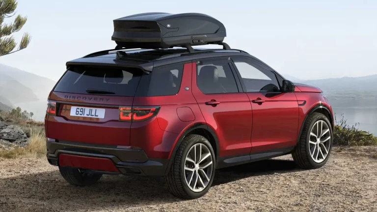 Hình ảnh Range Rover Discovery Sport phiên bản 2026 màu bạc trên đường