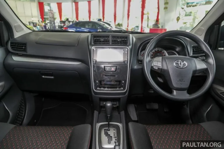 Ngoại thất Toyota Avanza 2019 màu trắng trên đường phố