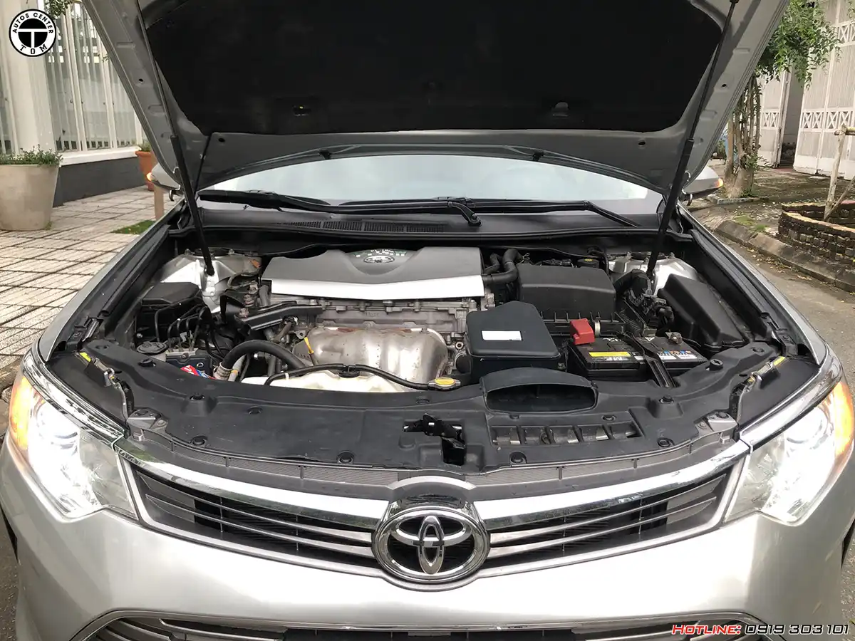 Toyota Camry 2.0E 2016 đang chạy trên đường
