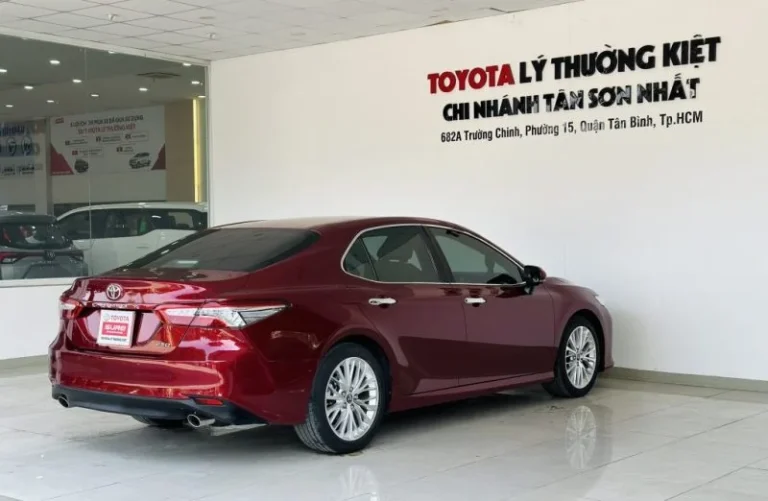 Hình ảnh xe Toyota Camry 2.5 phiên bản 2019 màu đen hoặc bạc, ngoại thất sang trọng, lịch lãm, di chuyển trên đường phố Việt Nam