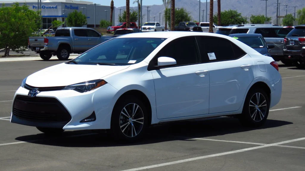 Toyota Corolla Altis 2019 màu trắng đang di chuyển trên đường.