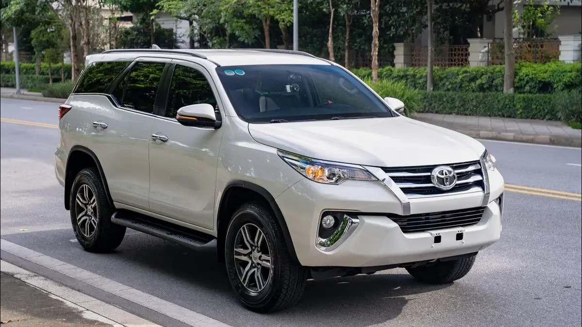 Hình ảnh Toyota Fortuner 2.8V Diesel 4x4 AT 2019 đang di chuyển trên đường, thể hiện sự bền bỉ.
