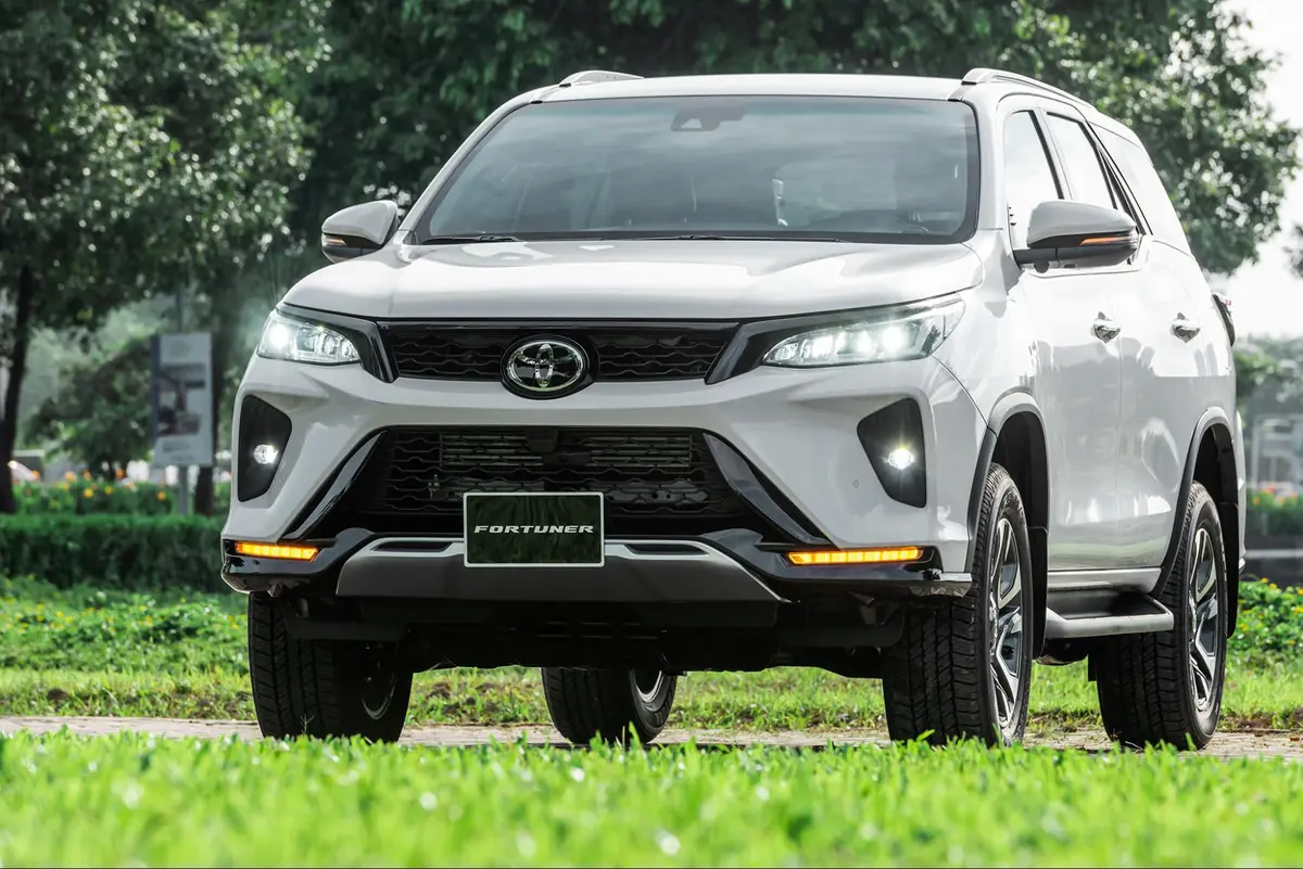 Hình ảnh ngoại thất Toyota Fortuner 2.8V Diesel 4x4 AT 2019 màu trắng