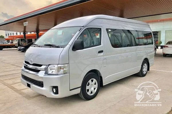 Toyota Hiace 16 chỗ máy dầu đang di chuyển trên đường