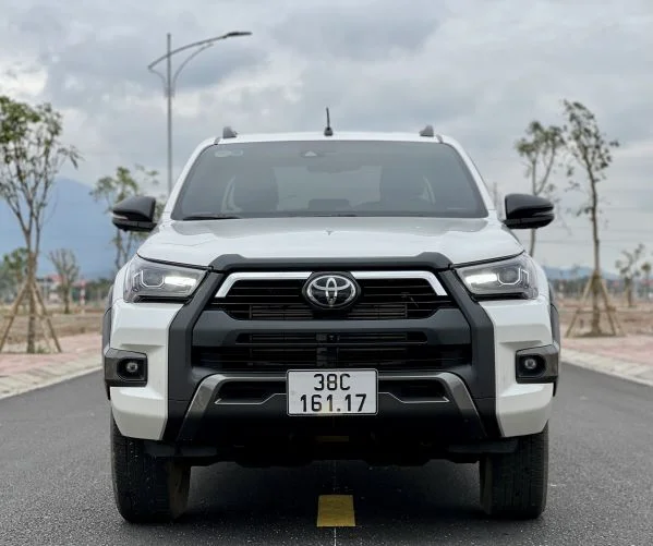 Xe bán tải Toyota Hilux cũ đang di chuyển trên đường phố TPHCM
