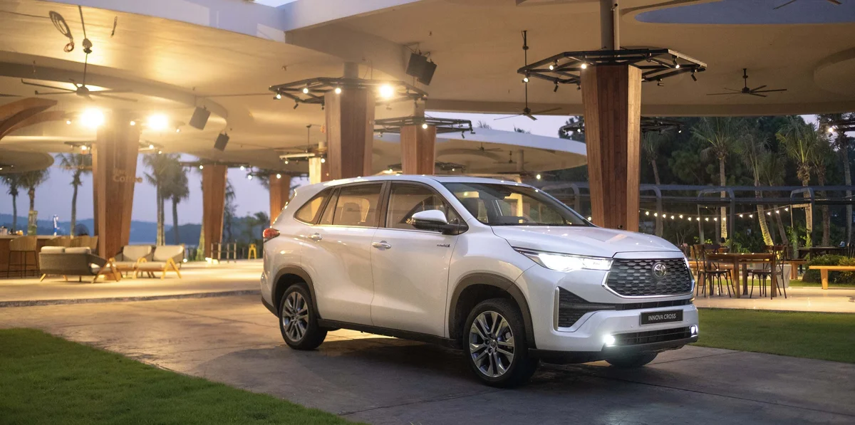 Toyota Innova Cross 2024 màu trắng