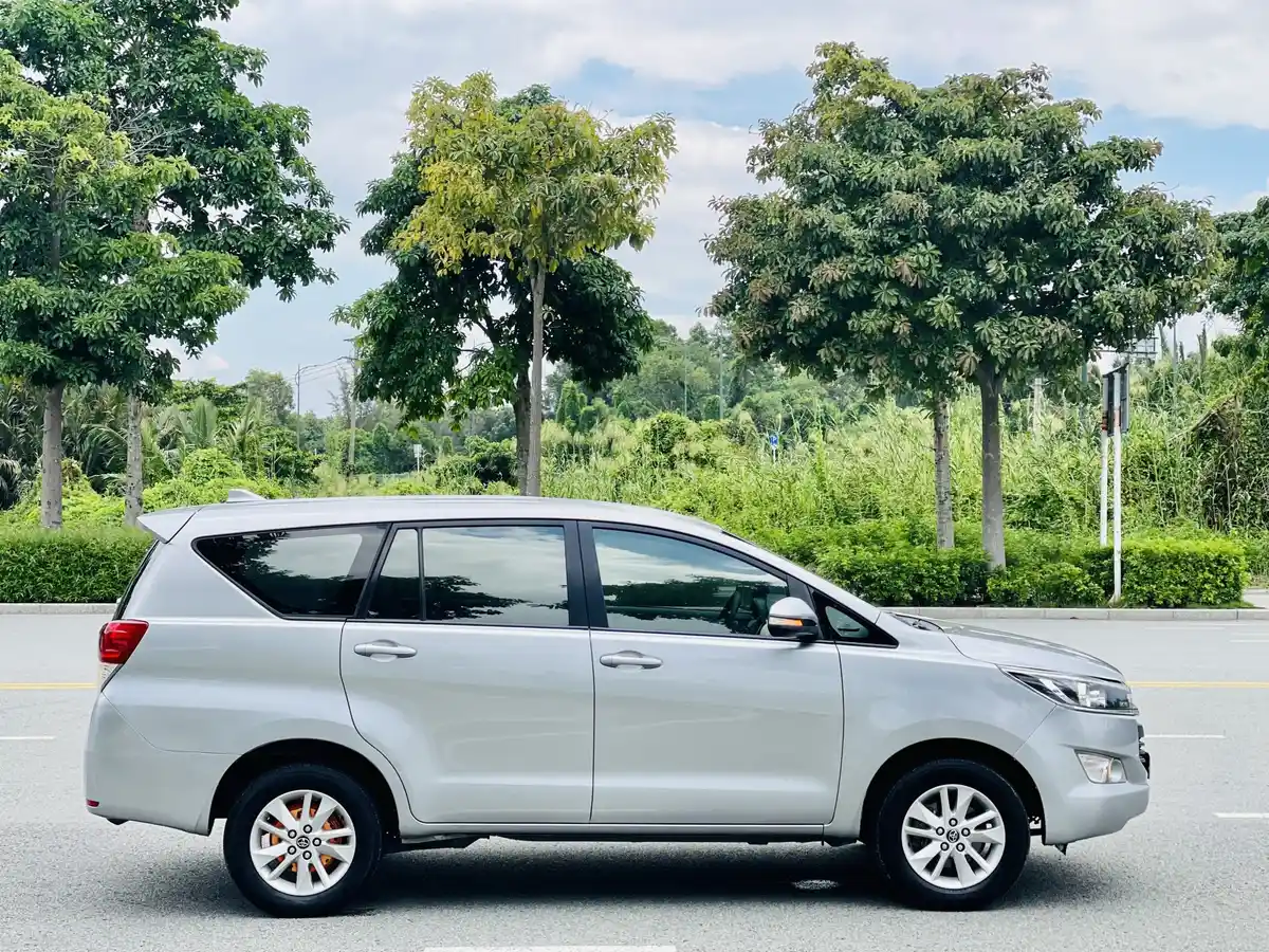 Hình ảnh xe Toyota Innova cũ các đời từ 2017 đến 2023, màu bạc hoặc trắng, đang đỗ tại bãi xe hoặc showroom xe đã qua sử dụng.