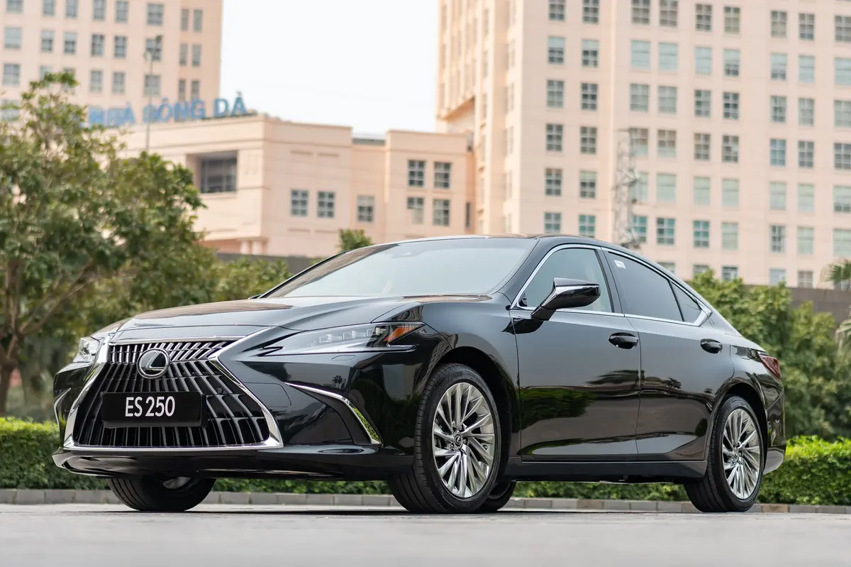 Hình ảnh nội thất Lexus ES 250 từ góc nhìn người lái, vô lăng và bảng điều khiển