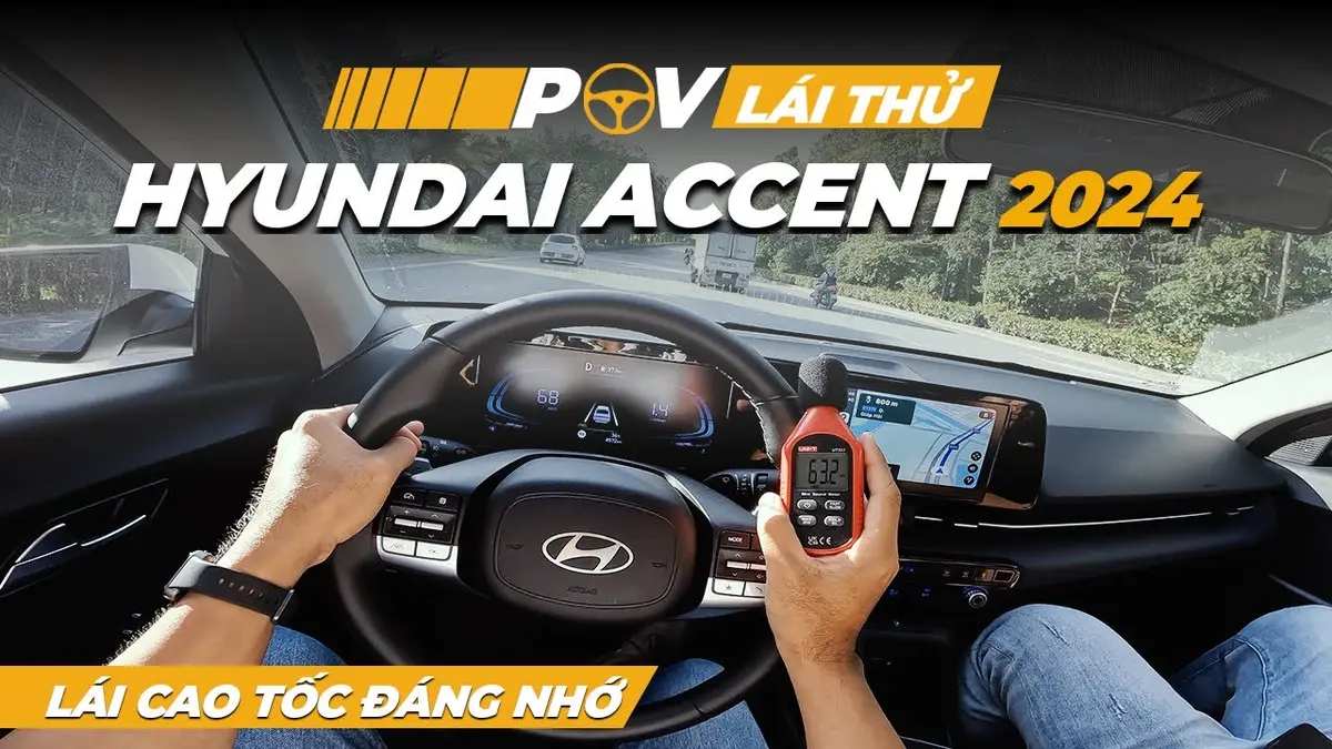 Hình ảnh người dùng đang lái thử xe Hyundai Accent tại đại lý