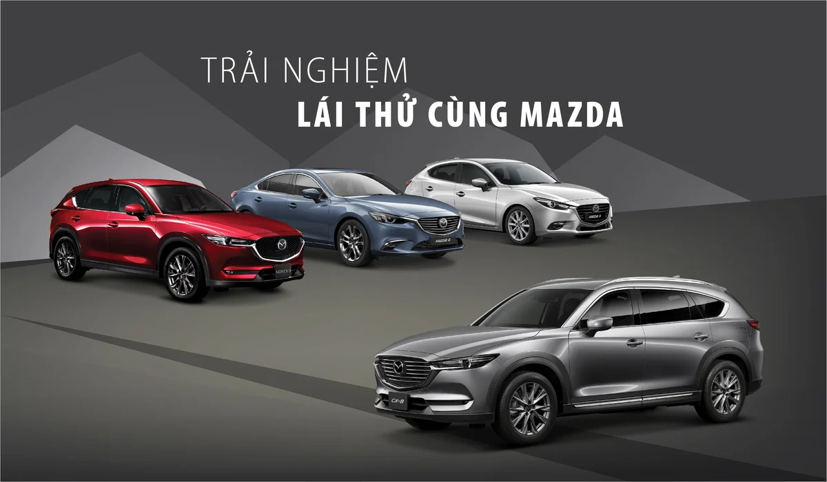 Người lái thử xe Mazda 2 trên đường đô thị