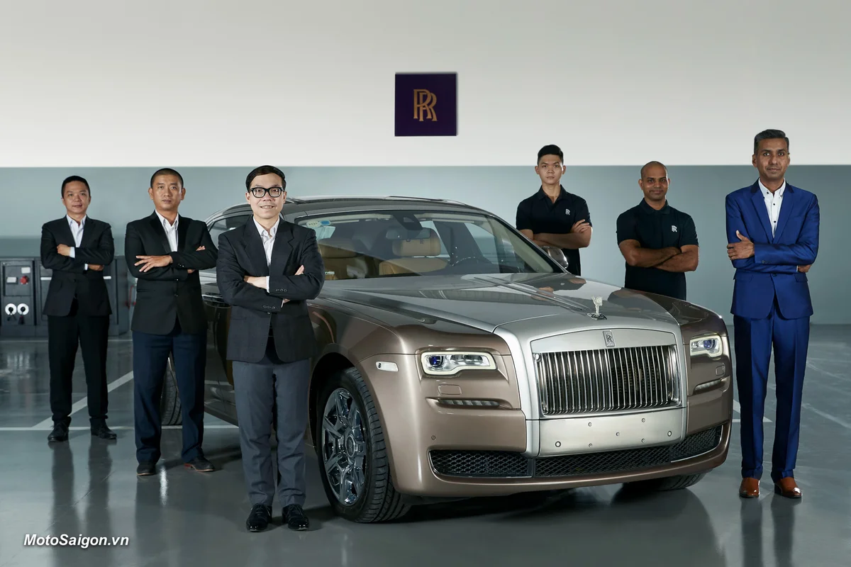 Hình ảnh khu vực tiếp nhận dịch vụ hoặc xưởng bảo dưỡng của Rolls-Royce tại Việt Nam, với các kỹ thuật viên chuyên nghiệp và trang thiết bị hiện đại.