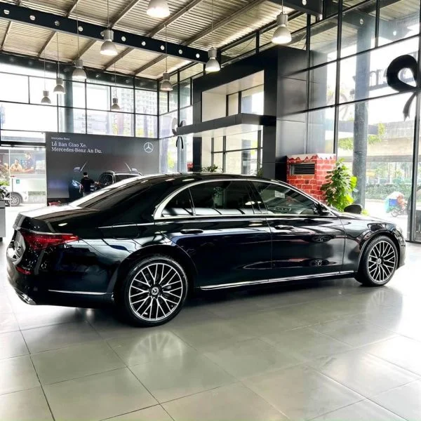 Một chuyên gia tư vấn ô tô đang giải thích các yếu tố cần cân nhắc khi mua Mercedes S450 2026.