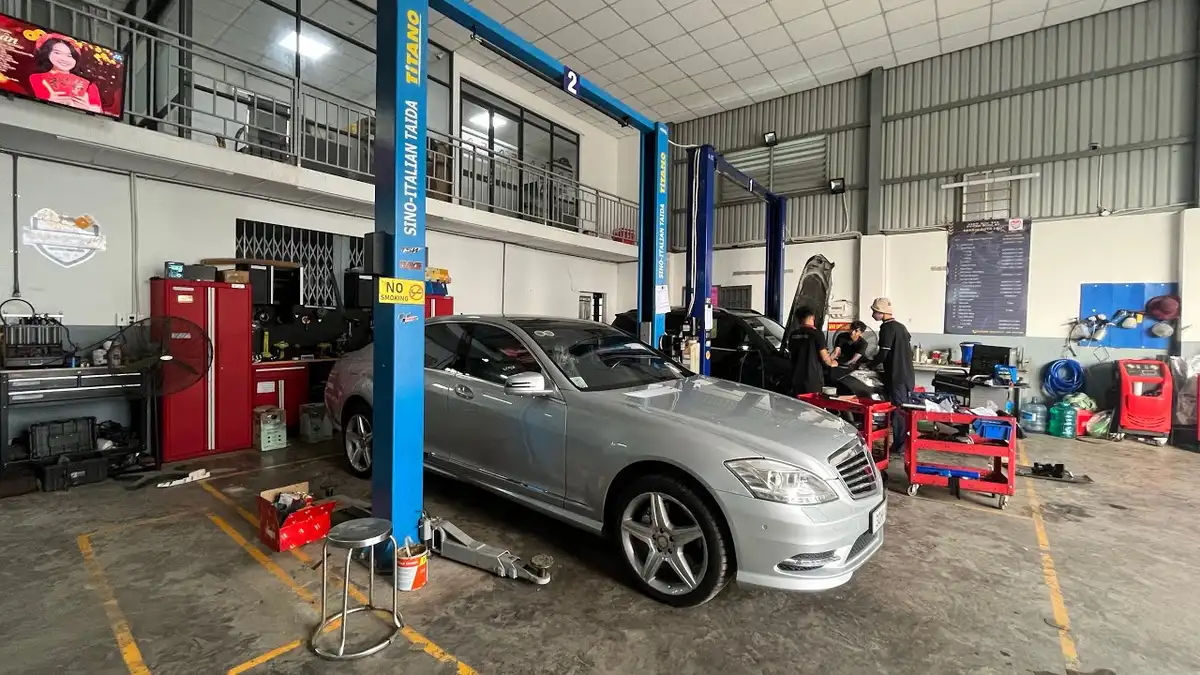 Hình ảnh minh họa các phụ tùng xe Mercedes S-Class như bóng hơi giảm xóc, lọc gió, má phanh, lốp xe, thể hiện chi phí sở hữu.