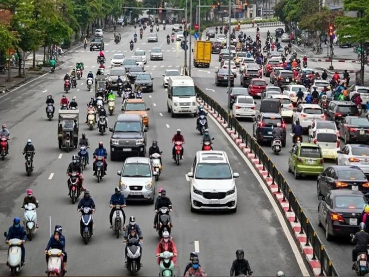Hình ảnh xe bán tải cũ đang di chuyển trên đường đất ở Đắk Lắk, phía sau là vườn cây nông sản, minh họa sự phù hợp của dòng xe này với đặc thù kinh tế địa phương.