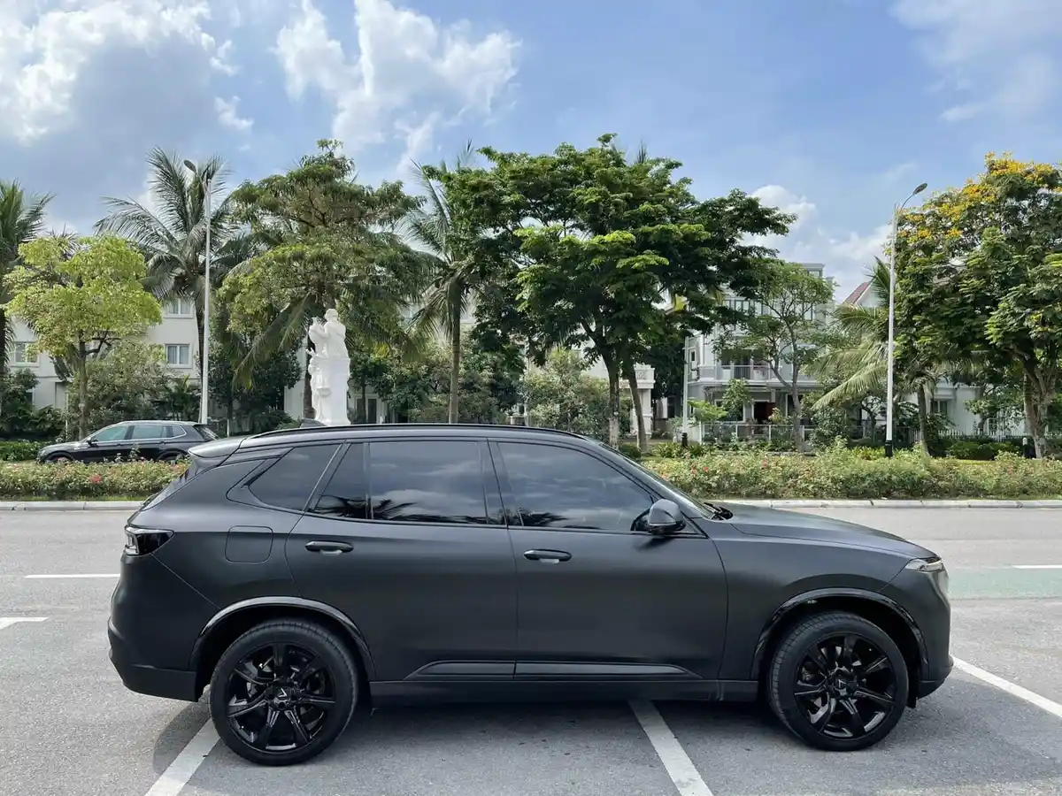 Hình ảnh xe ô tô màu đen sang trọng, phản chiếu ánh sáng tinh tế.